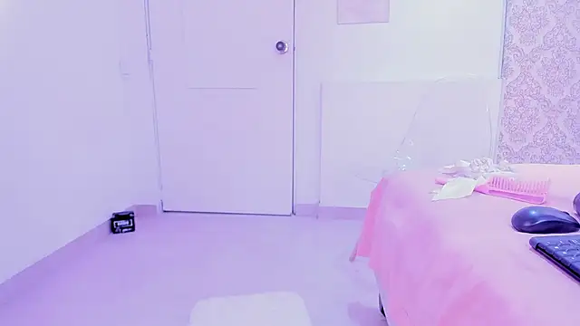 Amber-Sweett online show from November 2025 08:01:02 PM