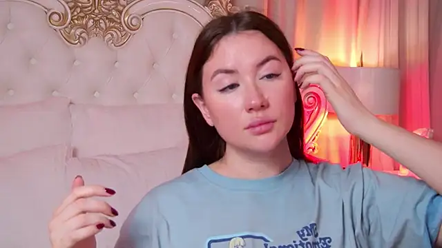 Snapshot of MeganStrain chatting on December 2025 03:32:02 AM MeganStrain online show from December 2025 03:32:02 AM