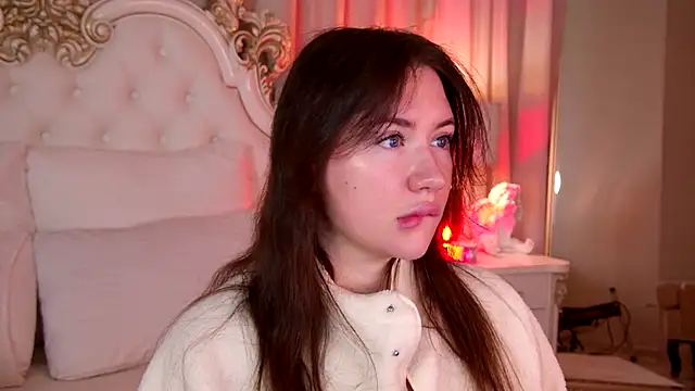 Snapshot of MeganStrain chatting on December 2025 03:33:01 AM MeganStrain online show from December 2025 03:33:01 AM