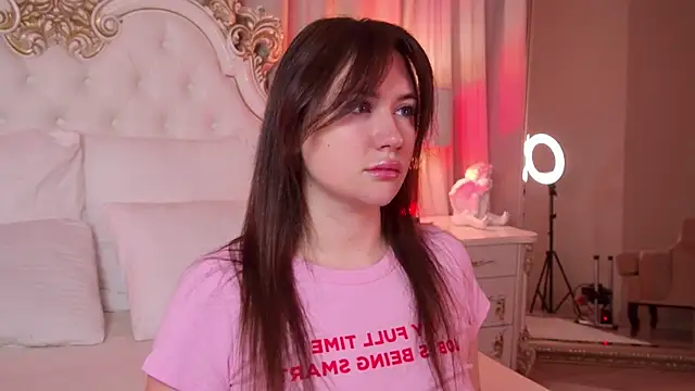 Snapshot of MeganStrain chatting on December 2025 03:00:02 AM MeganStrain online show from December 2025 03:00:02 AM