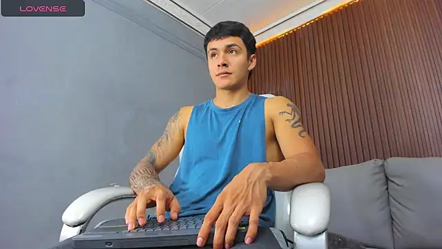 Leo santoro online show from December 2025 02:43:02 PM