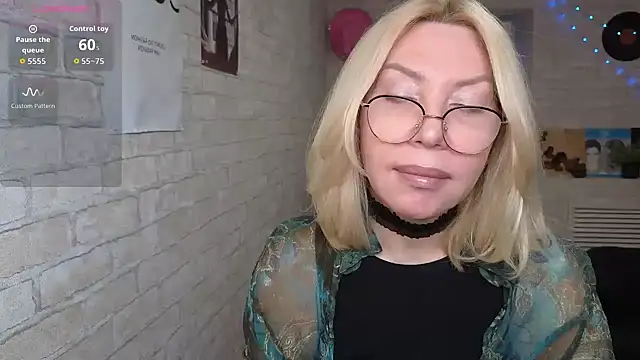 Snapshot of Wendy_Waves chatting on November 2025 12:05:01 PM Wendy Waves online show from November 2025 12:05:01 PM