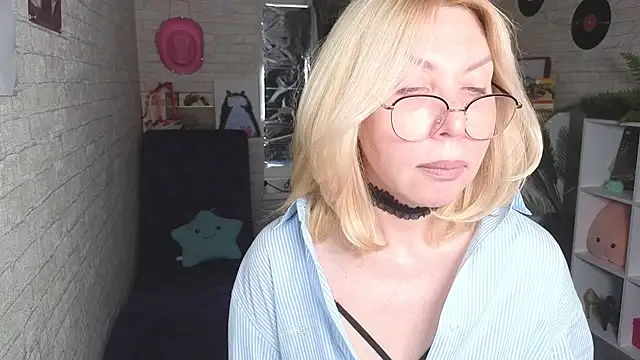Snapshot of Wendy_Waves chatting on May 2026 12:22:02 PM Wendy Waves online show from May 2026 12:22:02 PM