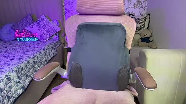 Hot vibes143 online show from April 2026 06:26:01 PM