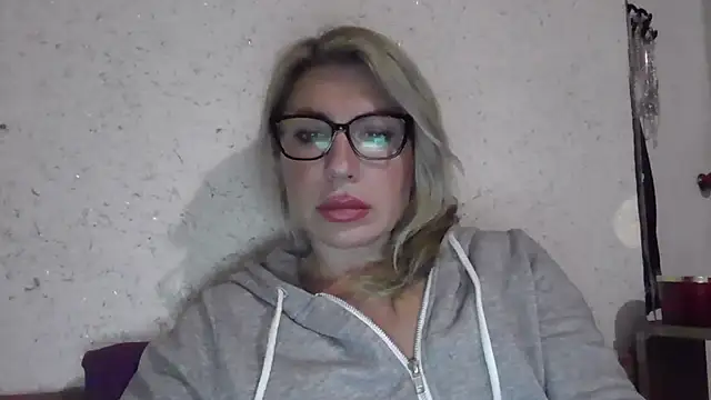 Snapshot of fox_red_lady7 chatting on February 2026 03:31:02 PM fox red lady7 online show from February 2026 03:31:02 PM