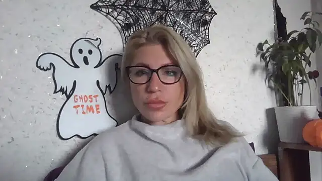 Snapshot of fox_red_lady7 chatting on October 2025 06:44:02 AM fox red lady7 online show from October 2025 06:44:02 AM