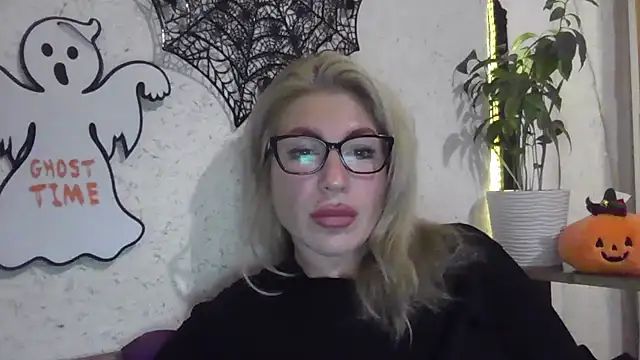 Snapshot of fox_red_lady7 chatting on October 2025 07:35:01 PM fox red lady7 online show from October 2025 07:35:01 PM