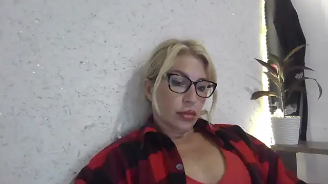 Snapshot of fox_red_lady7 chatting on October 2025 12:09:01 PM fox red lady7 online show from October 2025 12:09:01 PM