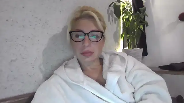 Snapshot of fox_red_lady7 chatting on October 2025 07:25:01 PM fox red lady7 online show from October 2025 07:25:01 PM