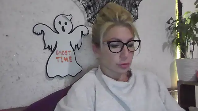 Snapshot of fox_red_lady7 chatting on October 2025 06:18:02 PM fox red lady7 online show from October 2025 06:18:02 PM