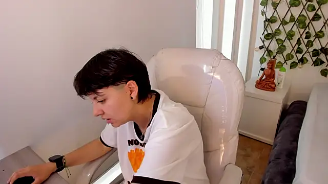 Nathaly ds online show from December 2025 07:24:01 PM