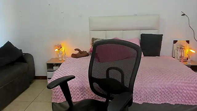 hannahdvil1 online show from April 2026 12:25:02 PM