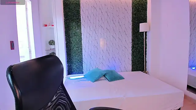 sofiacaramel online show from December 2025 04:17:01 PM