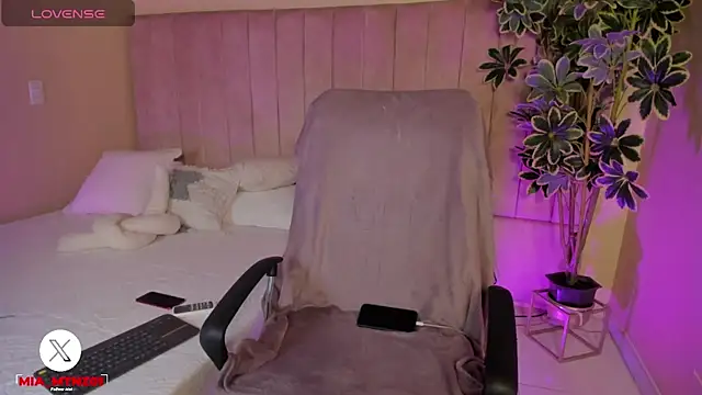 Mia mtnz02 online show from November 2025 12:47:02 AM