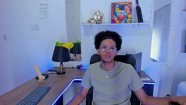 Snapshot of DEAMOL chatting on November 2025 06:44:02 PM DEAMOL online show from November 2025 06:44:02 PM