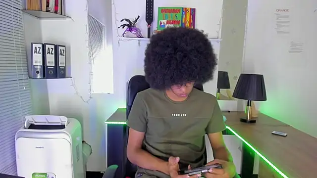 Snapshot of DEAMOL chatting on November 2025 06:34:02 PM DEAMOL online show from November 2025 06:34:02 PM