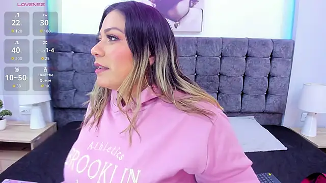 Snapshot of isabella_horney_ chatting on November 2025 08:24:01 PM isabella horney online show from November 2025 08:24:01 PM