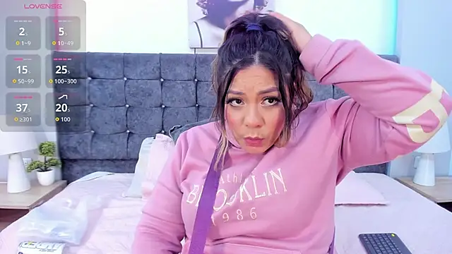 Snapshot of isabella_horney_ chatting on November 2025 08:08:01 PM isabella horney online show from November 2025 08:08:01 PM