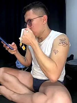 Kurtxxx22 online show from December 2025 01:37:01 AM