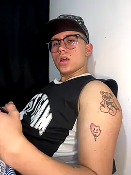 Snapshot of Kurtxxx22 chatting on September 2025 11:41:02 PM Kurtxxx22 online show from September 2025 11:41:02 PM