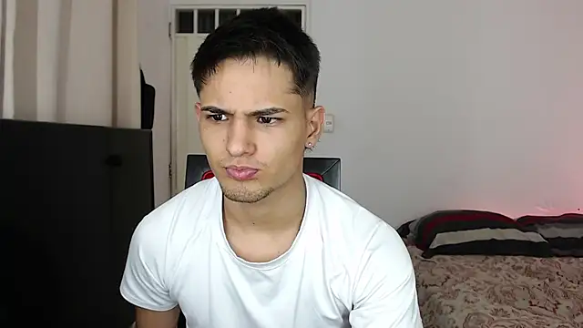 Snapshot of Alex_mojica chatting on November 2025 05:12:02 AM Alex mojica online show from November 2025 05:12:02 AM