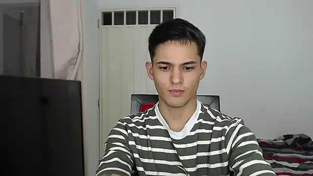 Snapshot of Alex_mojica chatting on November 2025 03:11:01 PM Alex mojica online show from November 2025 03:11:01 PM