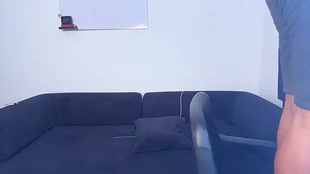 andyzuzka online show from April 2026 08:17:01 PM