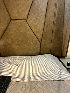 Isabela Colins online show from September 2025 12:58:01 PM