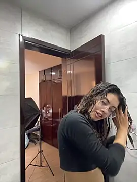 Isabela Colins online show from September 2025 12:04:02 PM