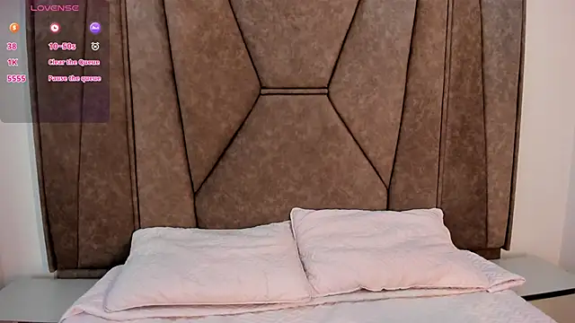 Isabela Colins online show from September 2025 12:12:01 PM