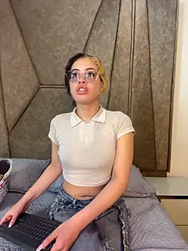 Isabela Colins online show from November 2025 12:31:02 PM