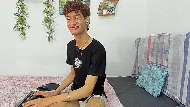 Snapshot of Peterfrost19 chatting on November 2025 03:27:02 PM Peterfrost19 online show from November 2025 03:27:02 PM