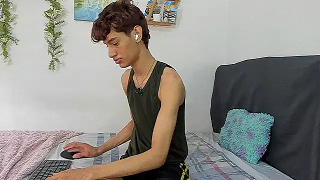 Snapshot of Peterfrost19 chatting on October 2025 03:20:02 PM Peterfrost19 online show from October 2025 03:20:02 PM