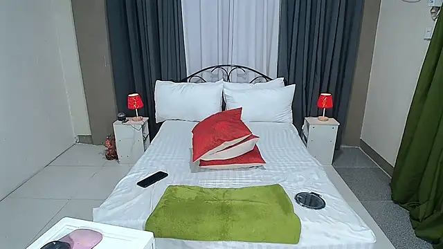 Snapshot of petitetsbigloads chatting on January 2026 09:32:01 PM petitetsbigloads online show from January 2026 09:32:01 PM