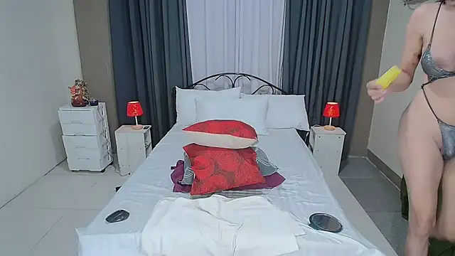 Snapshot of petitetsbigloads chatting on January 2026 07:52:02 PM petitetsbigloads online show from January 2026 07:52:02 PM