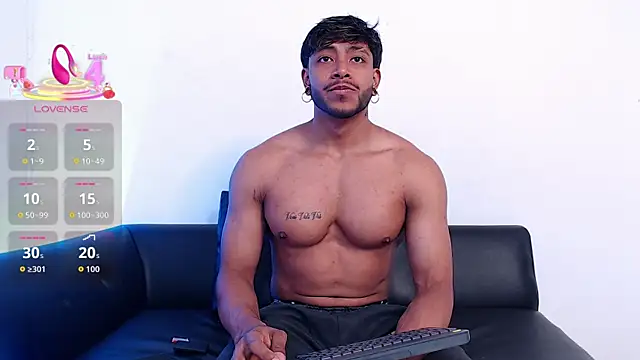 Snapshot of Troyy_lee1 chatting on November 2025 03:44:01 AM Troyy lee1 online show from November 2025 03:44:01 AM