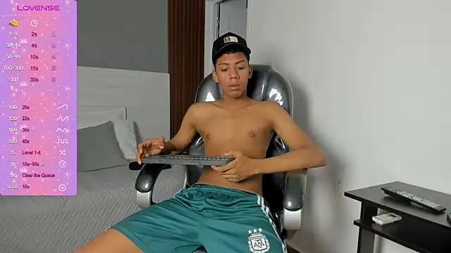 Brunette  boy online show from November 2025 03:21:01 AM