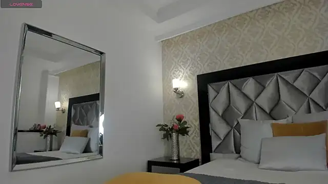 Layla Mackenzie online show from October 2025 12:01:02 AM