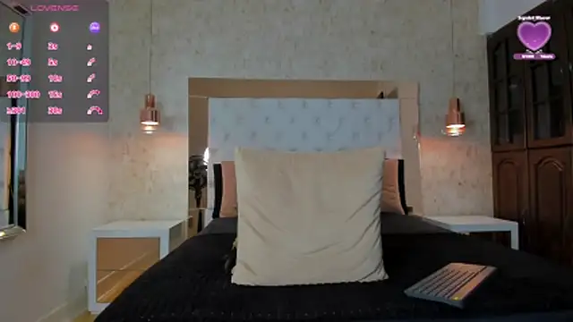 Layla Mackenzie online show from February 2026 04:01:01 AM