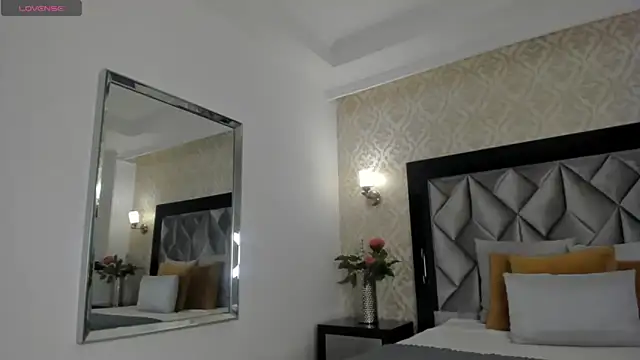 Layla Mackenzie online show from October 2025 02:02:02 AM