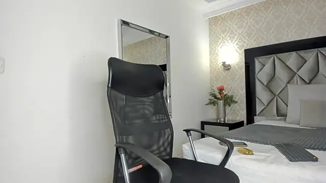 Layla Mackenzie online show from September 2025 04:23:01 AM