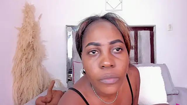 Emilly roaa online show from November 2025 08:41:02 PM