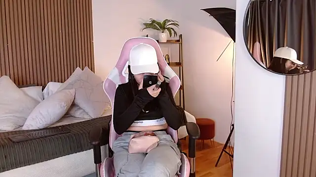 Lina Montclair online show from February 2026 05:35:01 PM