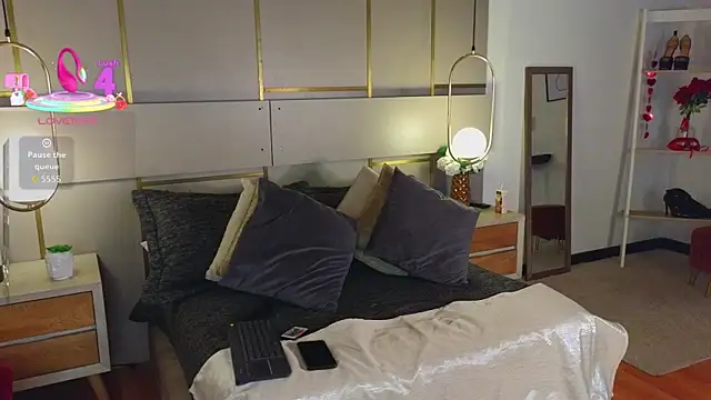 Lina Montclair online show from April 2026 07:04:02 PM