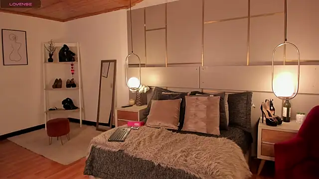 Lina Montclair online show from January 2026 06:22:02 PM