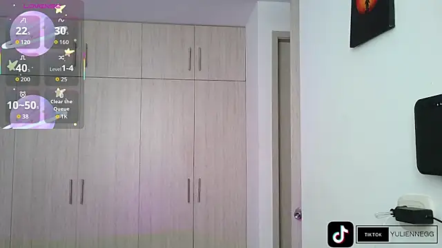 Yulienneg online show from October 2025 08:08:02 PM