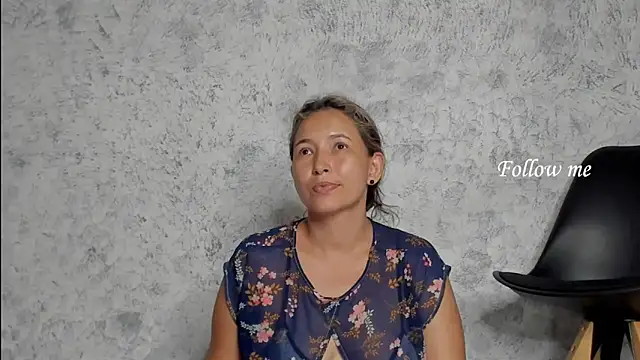 Snapshot of marly_charm_ chatting on December 2025 01:54:02 AM marly charm online show from December 2025 01:54:02 AM