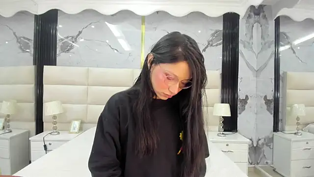 Sophie Calloway online show from September 2025 01:04:01 PM