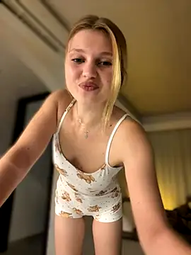 Emaline Fane online show from November 2025 06:44:01 PM