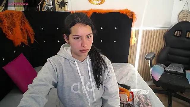 Mia garcia28 online show from November 2025 01:15:01 PM